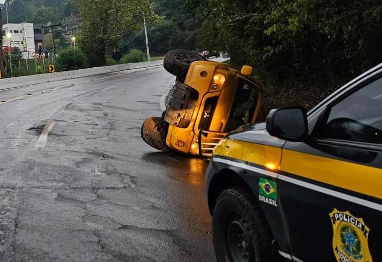 Caminhonete tomba na BR-116, em Caxias do Sul