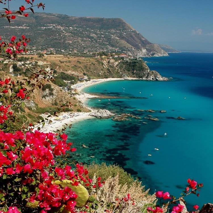 🏝️ Buon Ferragosto a tutti! ☀️ Dalle nostre splendide spiagge di Capo Vaticano fino alle vie del nostro centro e delle...