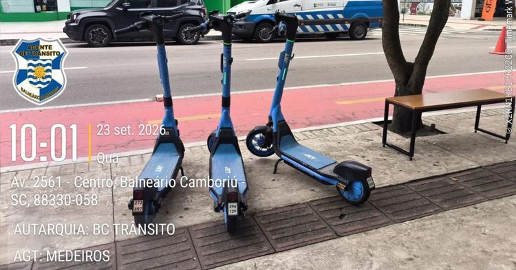 Patinetes estacionados irregularmente são recolhidos na Avenida Brasil