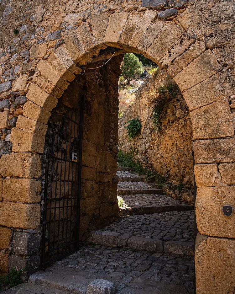 Le tracce del passato continuano a raccontare la storia di Cefalù...✨ #visitcefalu