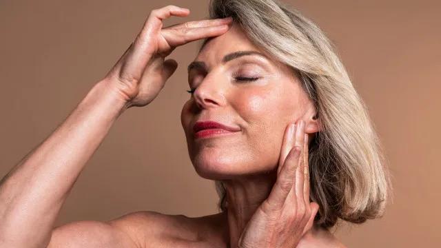 Dermatologista revela como aumentar produção de colágeno após os 50 anos