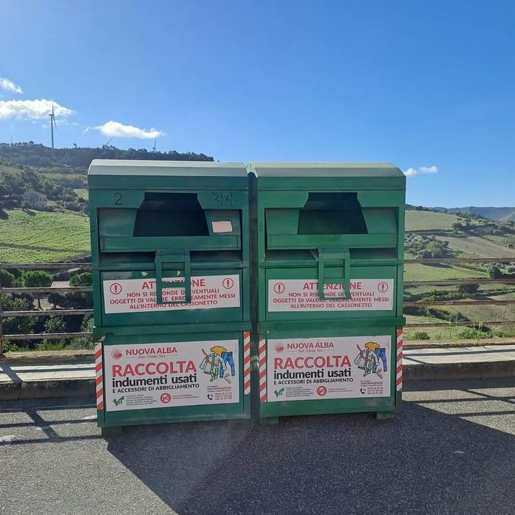 👕 RACCOLTA ABITI USATI Si informa la cittadinanza che sono stati posizionati due cassonetti per la raccolta degli abiti...