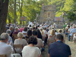 Zuppi a Monte Sole: “Guai a chi semina morte”. La veglia per la Terra Santa tra i ruderi di Casaglia