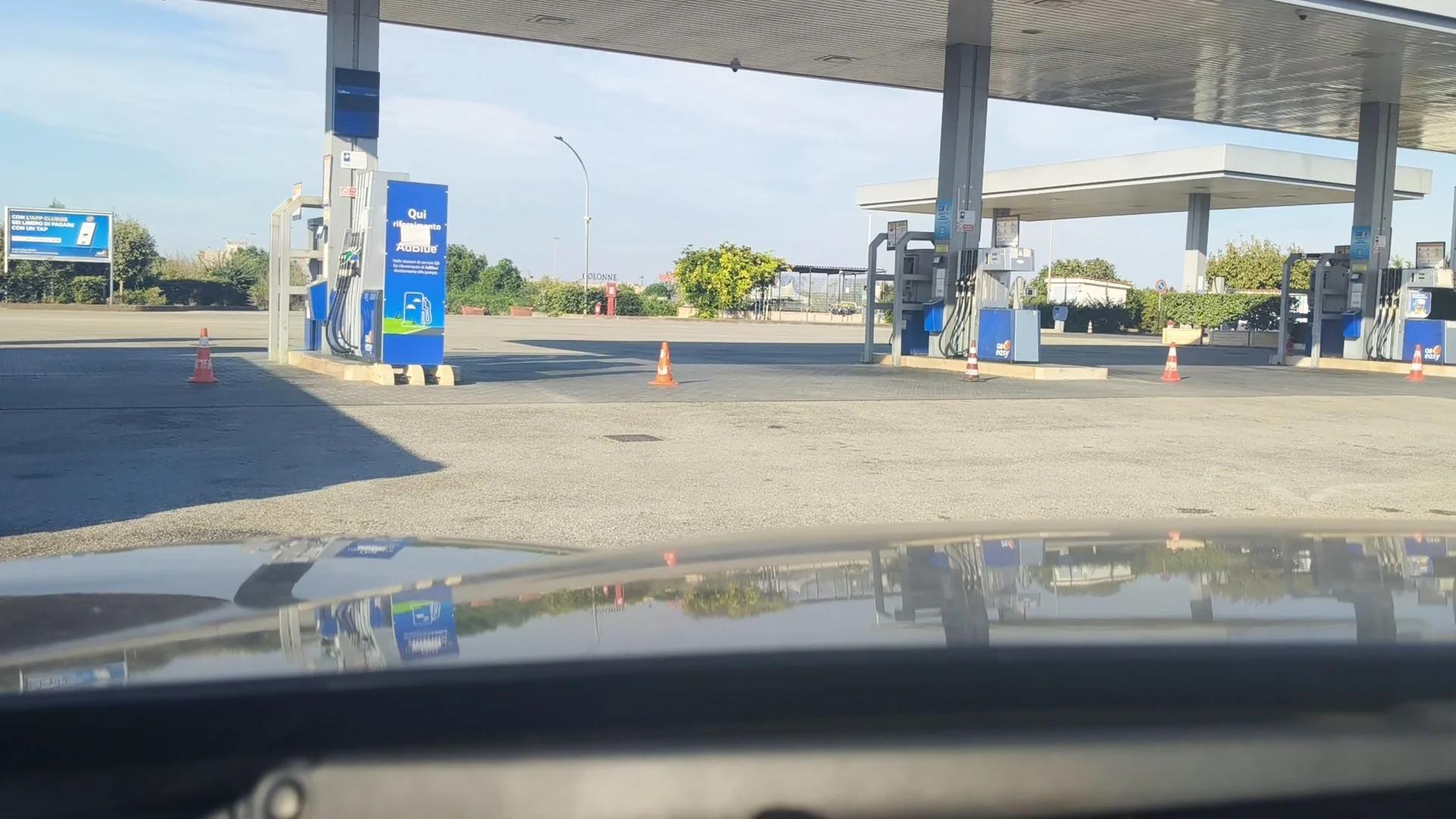 Brindisi, furto a distributore di benzina