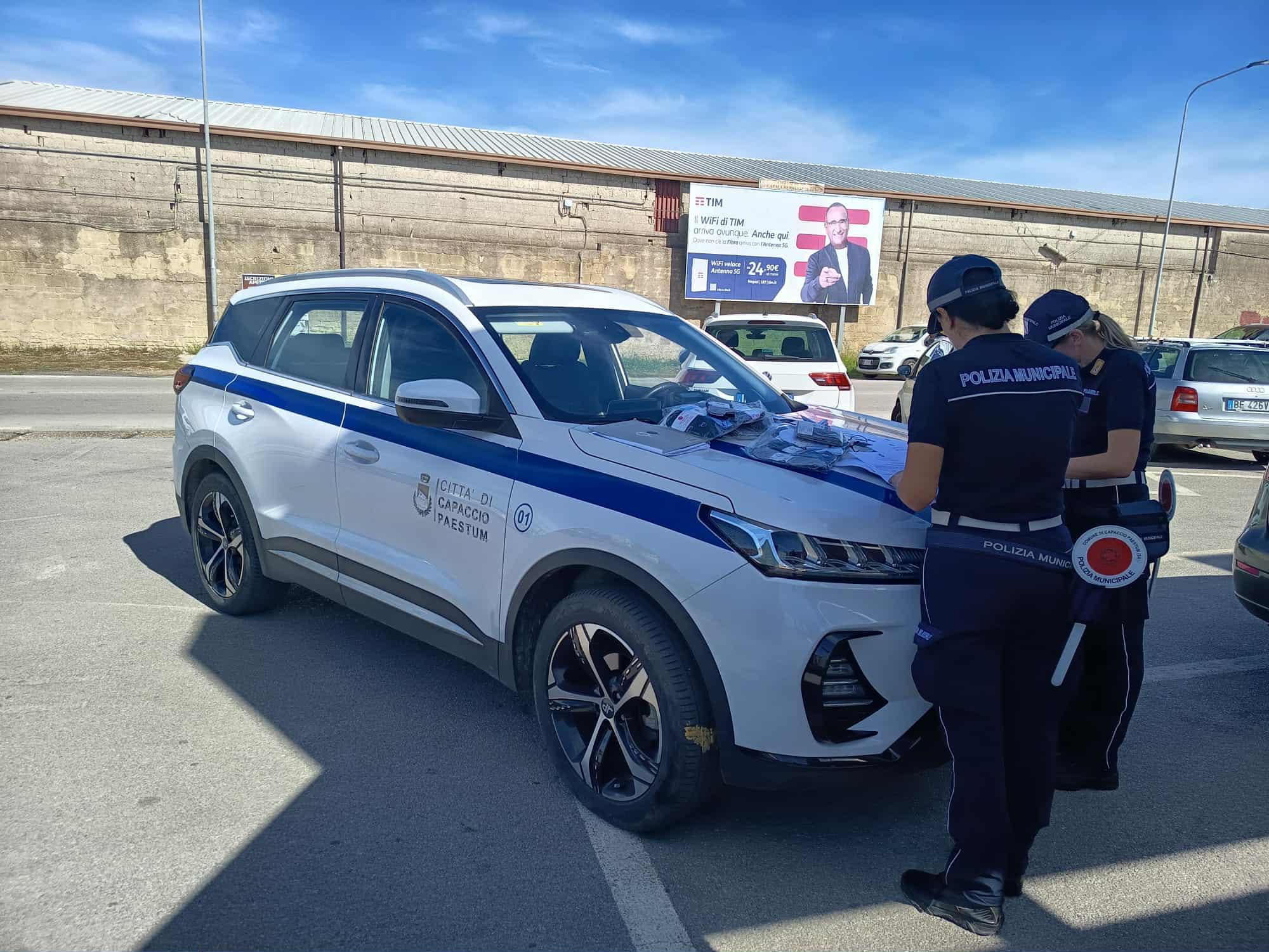Parcheggiatori abusivi a Capaccio Paestum: blitz della Municipale, scattano Daspo e multe