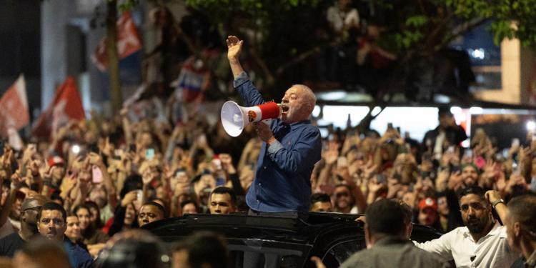 Brasile, Lula vince in rimonta: quarto mandato. Bolsonaro chiede l’annullamento del voto