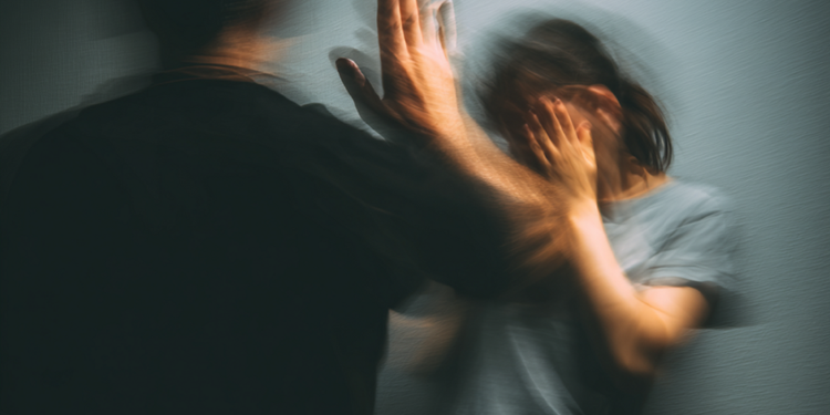 Roma, picchia e rinchiude la compagna in un container: arrestato 31enne