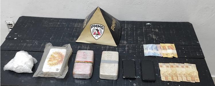 PM apreende crack e cocaína em carro após denúncia de transporte de drogas de São Paulo para o Norte de Minas