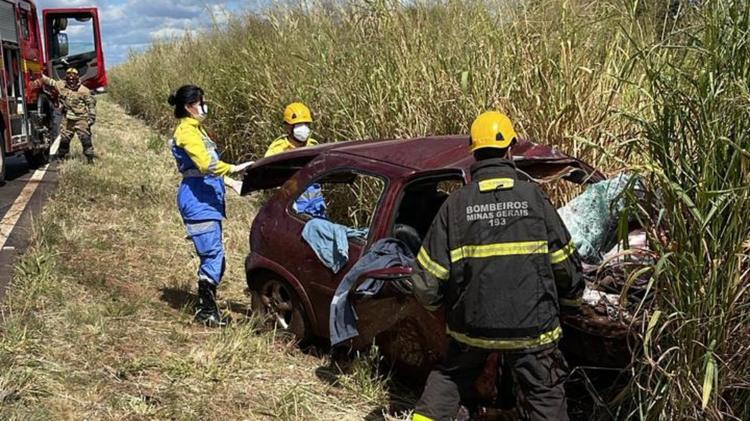 Jovem de 28 anos morre após tentar ultrapassagem e bater em caminhão na MGC-497