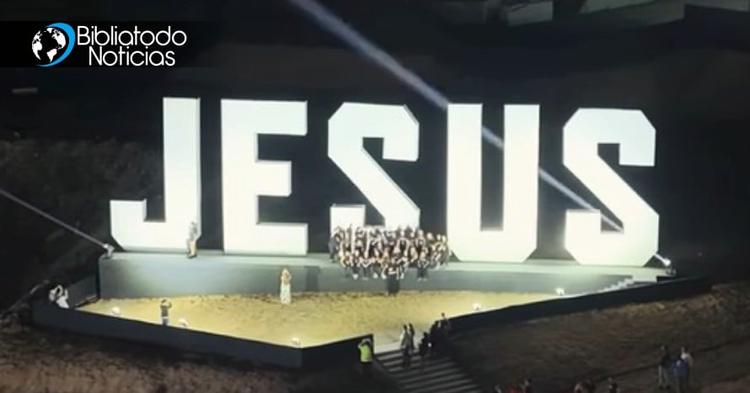 Asombroso mirador ilumina los barrios de São Paulo con el nombre de Jesús
