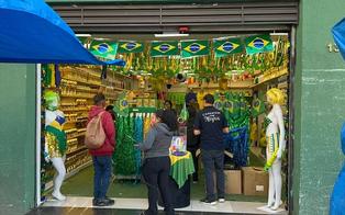 Comércio aposta em produtos com bandeira do Brasil para a Copa do Mundo