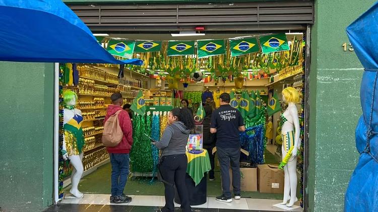 Comércio aposta em produtos com bandeira do Brasil para a Copa do Mundo