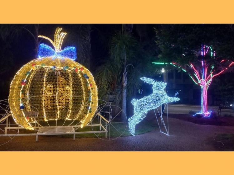 Decoração de Páscoa sustentável embeleza praça em frente à Prefeitura