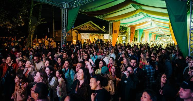 15ª Festa da Tainha bate recorde reunindo cerca de 83 mil pessoas na praia do Estaleiro