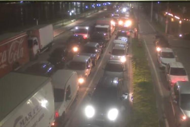 Travessia São Sebastião–Ilhabela, no Litoral Norte de SP, é interrompida por ventos fortes e gera filas