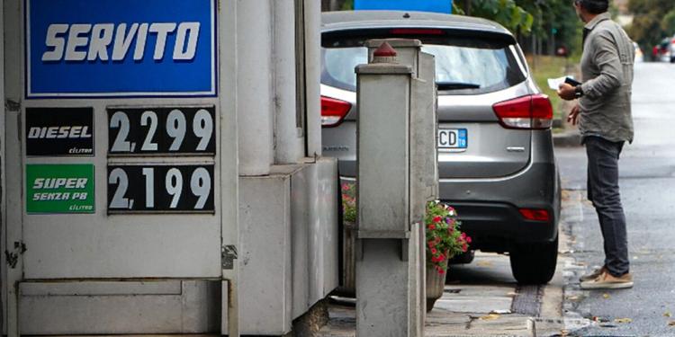 Benzina a 2,017 euro, gasolio a 2,137: oggi il governo decide sulla proroga del taglio