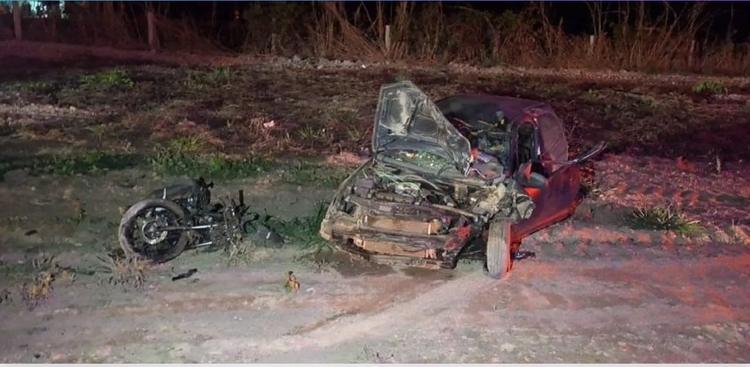 Carreta invade pista contrária durante ultrapassagem, atinge moto e carro e deixa um morto na BR-163 em MT
