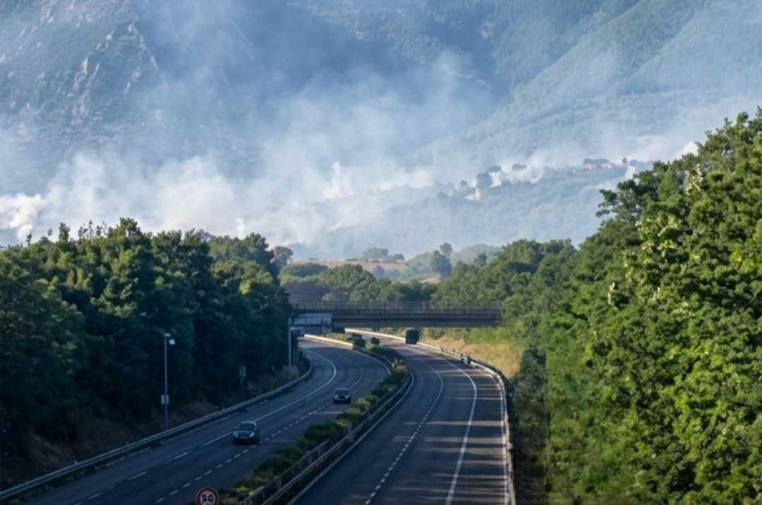 Incendio sull’A2 a Sala Consilina: in fiamme la barriera in plastica del guardrail