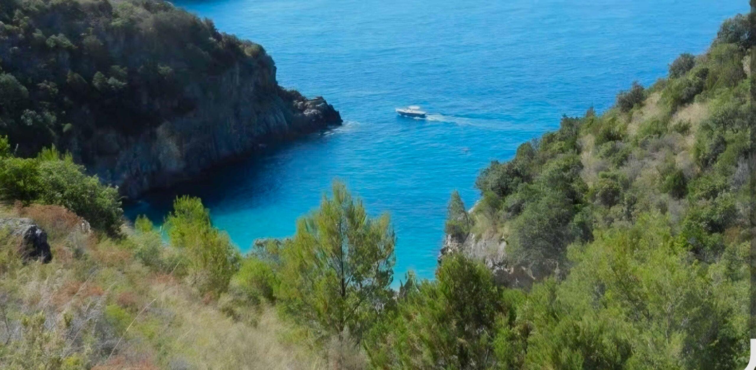Camerota, turista cade e si ferisce lungo il sentiero per la spiaggia del Pozzallo: necessario l’elisoccorso