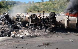 Motorista morre após colisão entre carretas na BR-116 em Minas Gerais