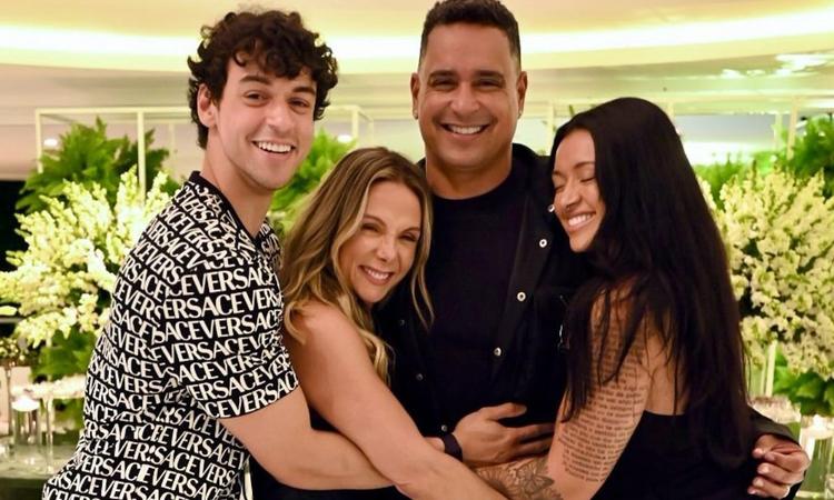 Filho de Xanddy e Carla Perez promete sunga de fisiculturismo para o pai após brincadeira do cantor: 'Temos o mesmo shape'