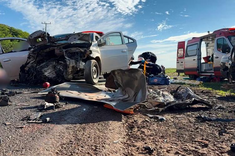 Homem morre e três pessoas ficam feridas durante batida de carros em rodovia, no PR