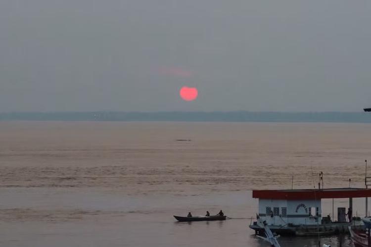 Fumaça encobre pôr do sol em meio a queimadas em Itacoatiara