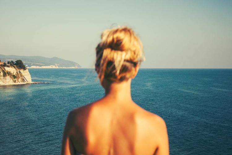 Multata per aver preso il sole in topless, fa ricorso: "In Italia tanta ipocrisia"