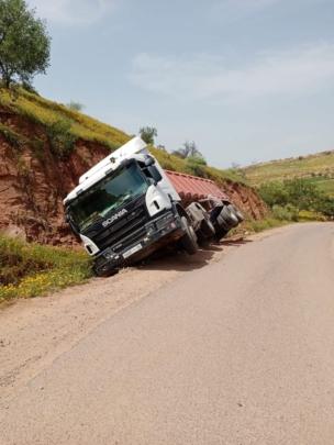 انقلاب شاحنة بين آيت أورير وسبت إكرفروان +صور