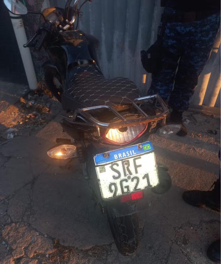 Motocicleta clonada é apreendida após ser identificada por câmeras em Campos