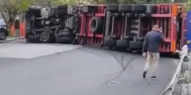 Tir si scontra con un'auto e si ribalta in via Messina Marine, Palermo è tagliata in due