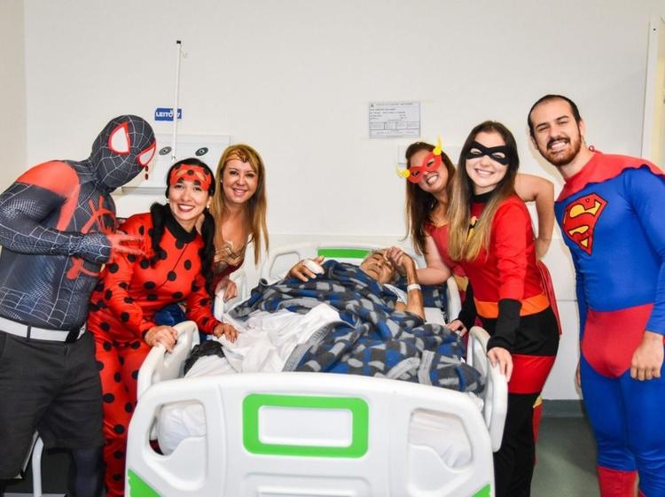 Super-heróis levam esperança e alegria a pacientes em hospital de São Vicente