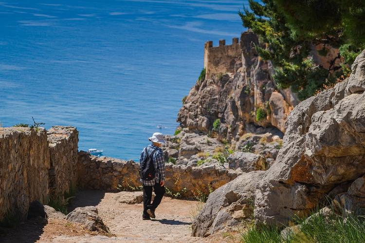 Il percorso verso la Rocca regala panorami che accompagnano ogni passo.🌊😍 #visitcefalu