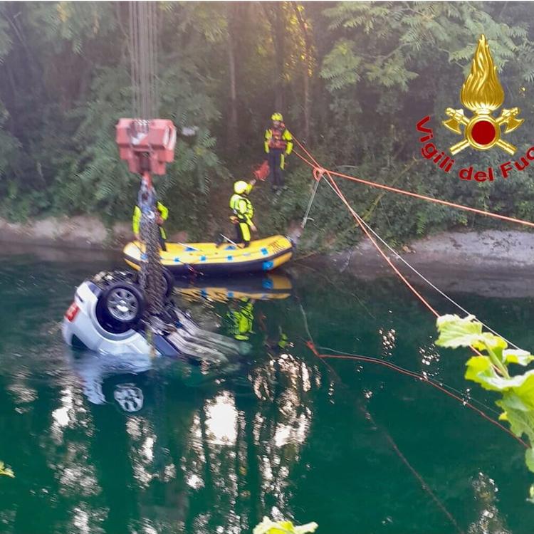 Strage all'alba a Senago: un'auto con 9 ragazzi a bordo vola in un canale, 3 morti