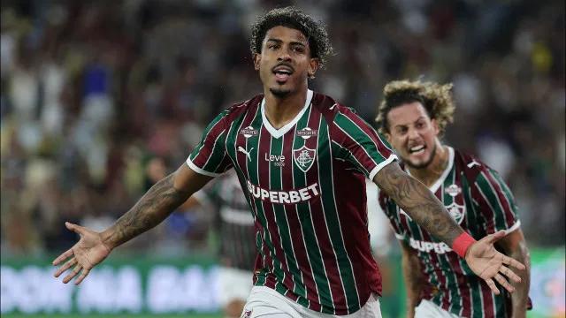 John Kennedy decide, Fluminense vence Chape e se mantém perto dos líderes