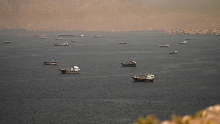 EUA suspendem bloqueio naval aos portos do Irã; superpetroleiros cruzam Estreito de Ormuz