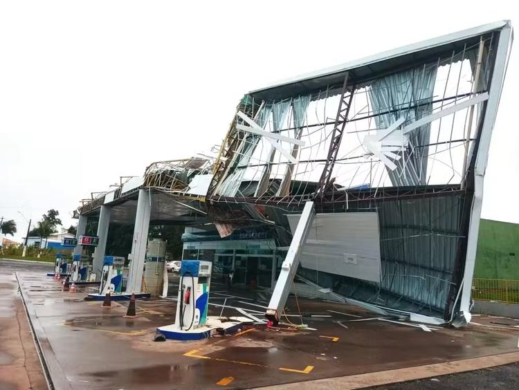 Temporal no Paraná gera queda de árvores em Curitiba e ventos de 125 km/hora em Apucarana