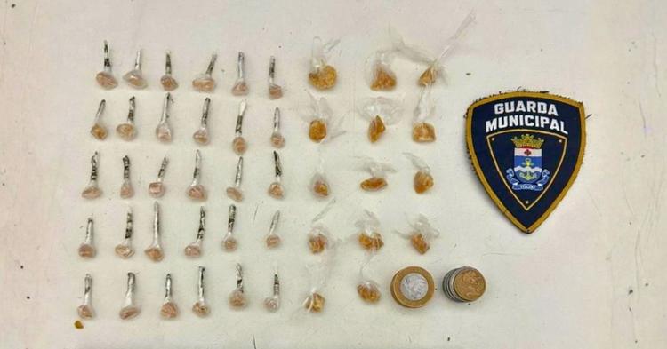 Mulher de 25 anos é presa com 44 pedras de crack e dinheiro em Itajaí