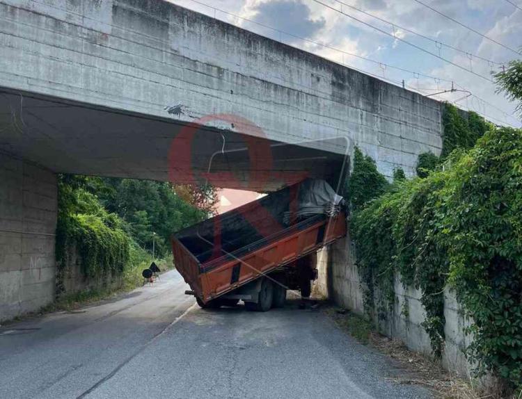 borgaro camion incastrato sottopasso
