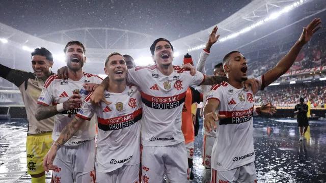 Flamengo goleia Vasco e abre vantagem sobre Palmeiras no Brasileirão