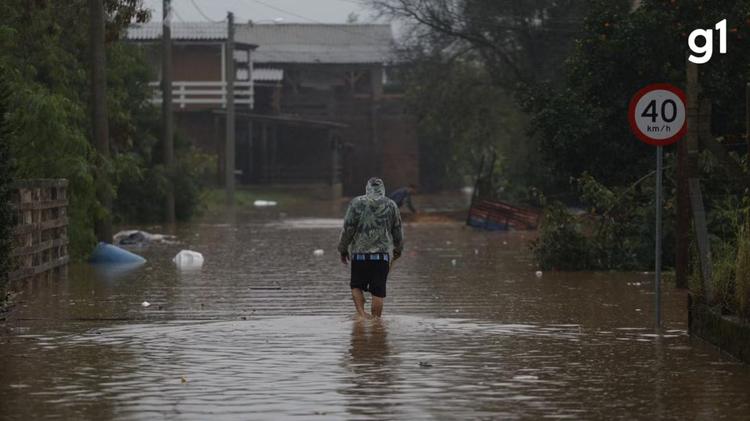 Chuva no RS: rios ultrapassam cota de inundação e famílias são retiradas de áreas de risco