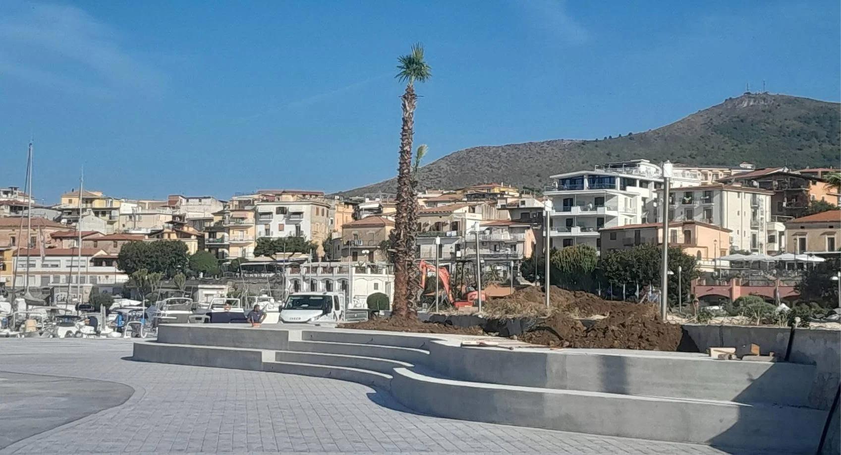 Marina di Camerota, operai al lavoro il 2 giugno: parte il restyling del porto con il verde per la nuova Arena del Mare