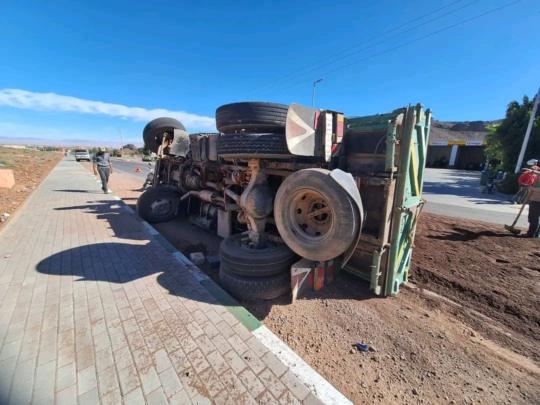 انقلاب شاحنة محملة بالرمل بجماعة ترميكت اقليم ورزازات + صور