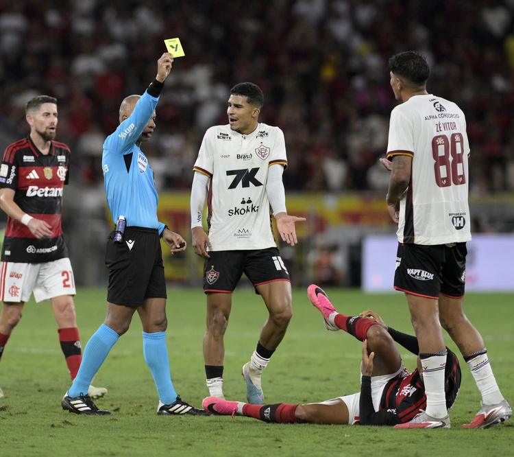 Limite para goleiros, novas funções do VAR e mais: CBF aprova novas regras para o Brasileirão