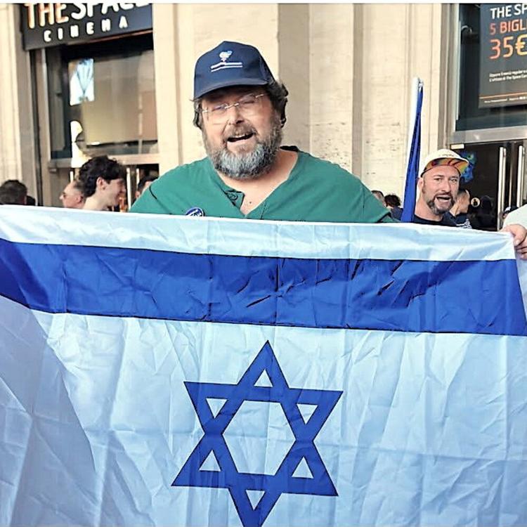 Adinolfi sventola la bandiera di Israele al Roma Pride, manifestanti lo insultano [VIDEO]