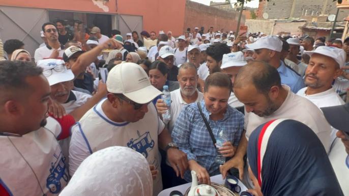 بالصور.. عشرات المتعاطفين والمناضلين يرافقون حنيش في حملته الانتخابية بالعزوزية