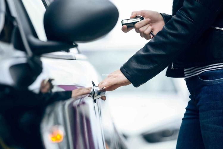 LOS LADRONES TARDAN MINUTOS EN INUTILIZAR EL LOCALIZADOR DEL COCHE: POR QUÉ LOS SISTEMAS OCULTOS MARCAN LA DIFERENCIA