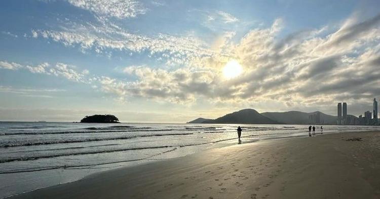 Após dias de tempo fechado, sol deve voltar a aparecer e temperatura pode chegar aos 30ºC em Balneário Camboriú e região