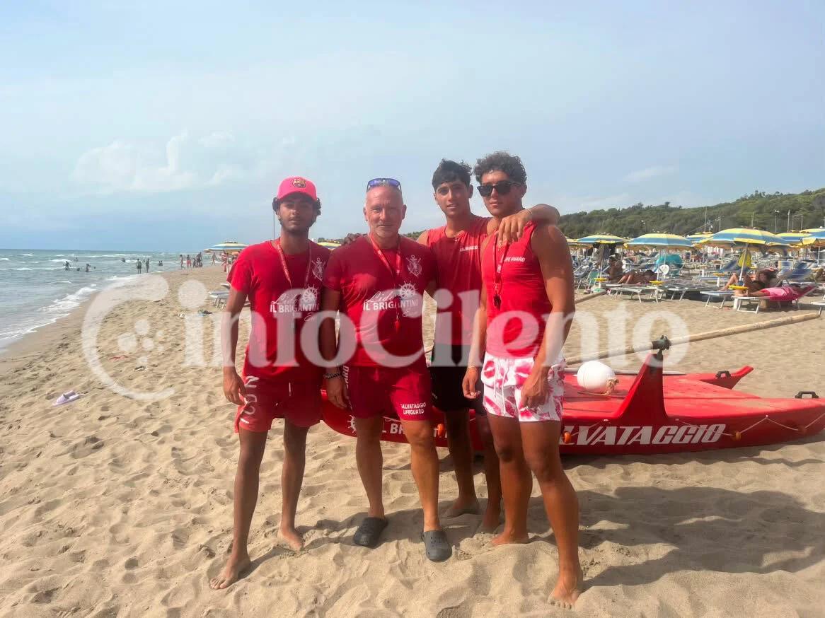Paestum, tre ragazze salvate dal mare in tempesta: bagnini eroi alla Laura