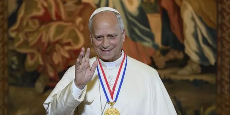 Il monito del Papa: "America plasmata dagli immigrati". Il suo 4 luglio a Lampedusa "Un messaggio contro la remigrazione"